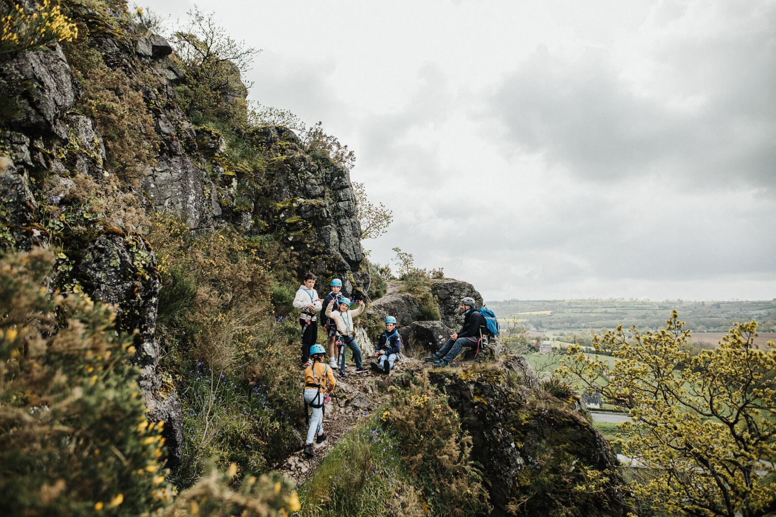 Groupe de randonneurs équipés pour la via ferrata à la Roche d’Oëtre en Suisse Normande.