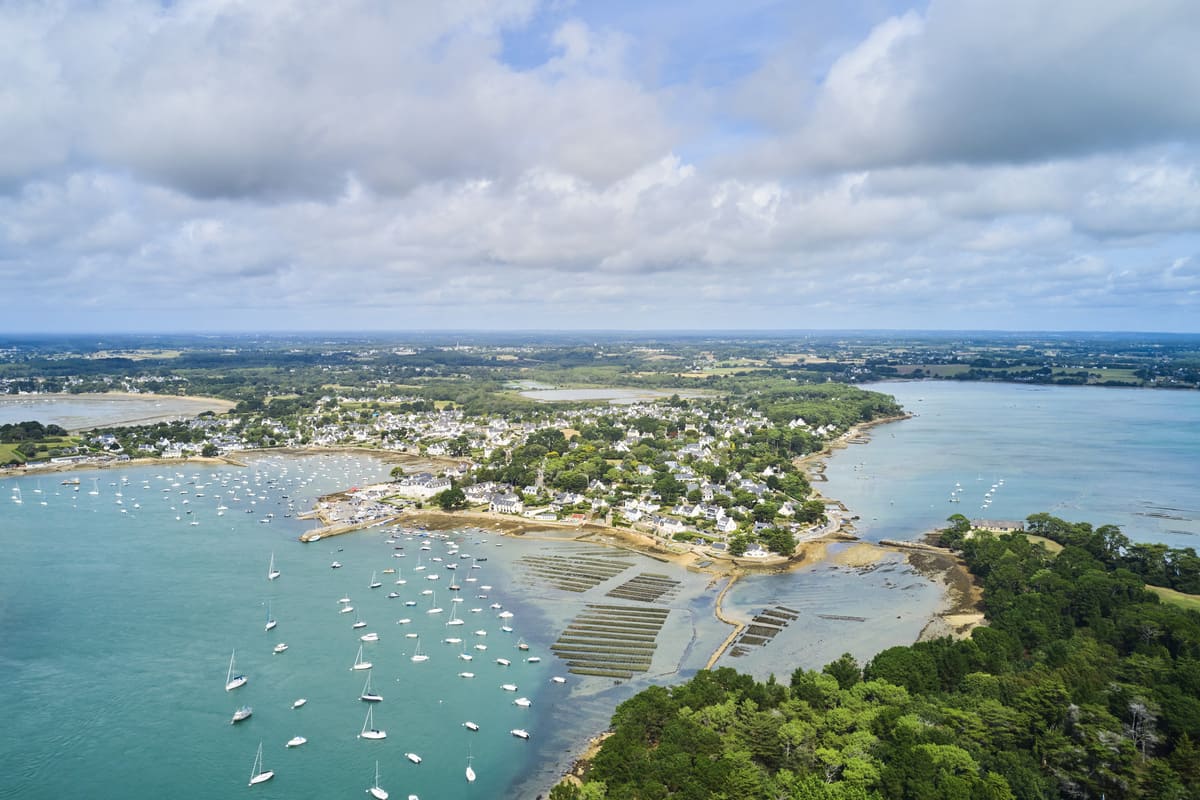 Paysage du Golfe du Morbihan vu du ciel, avec ses îles, ses parcs à huîtres et ses voiliers