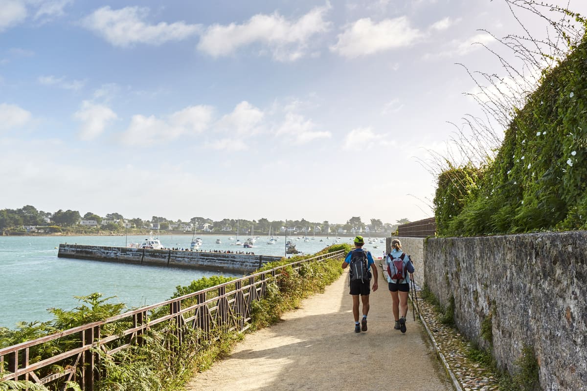 Randonneurs sur Le Golfe du Morbihan à pied