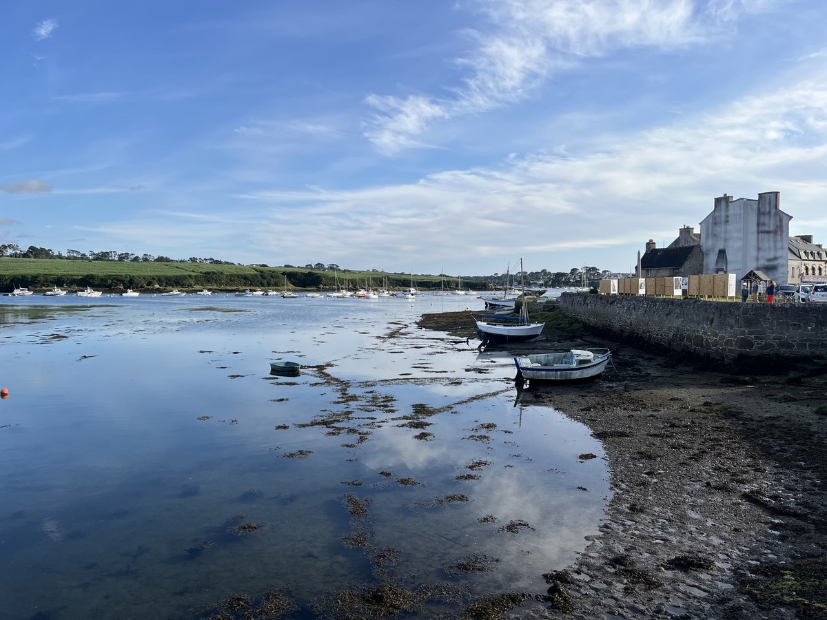 Que faire dans les Abers ? Port de Lanildut au calme avec ses bateaux amarrés.