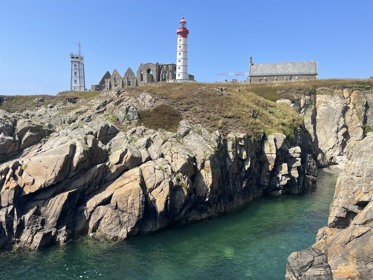 Côte rocheuse et mer turquoise à la pointe Saint-Mathieu.