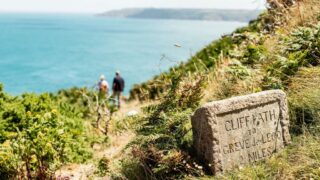 Randonneur à pied à jersey, sur le cliff Path