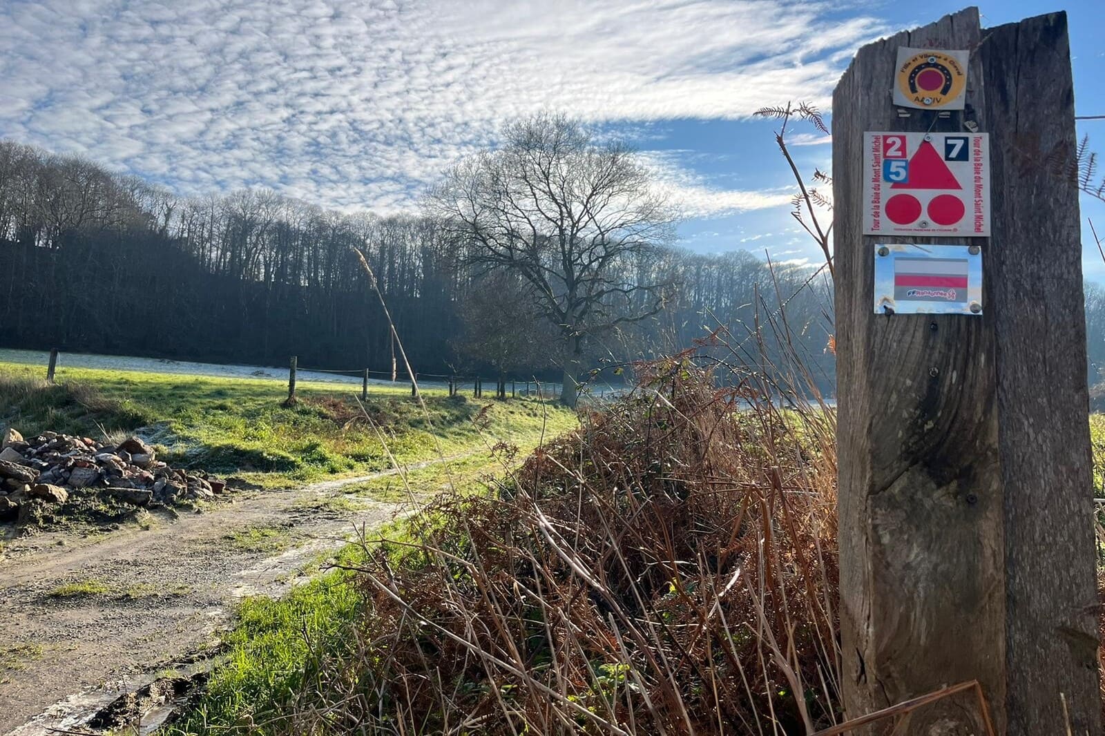 Balisage du Chemin des Miqûelots dans la campagne bretonne.