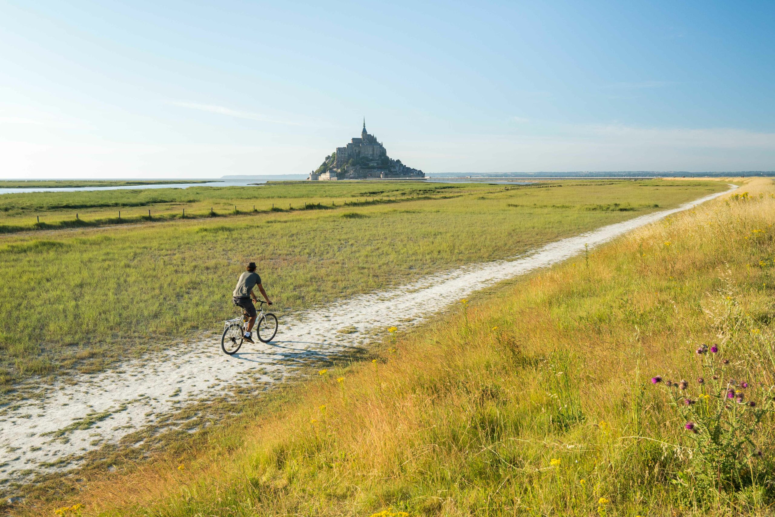 GR34 à vélo : Cycliste au Mont-Saint Michel