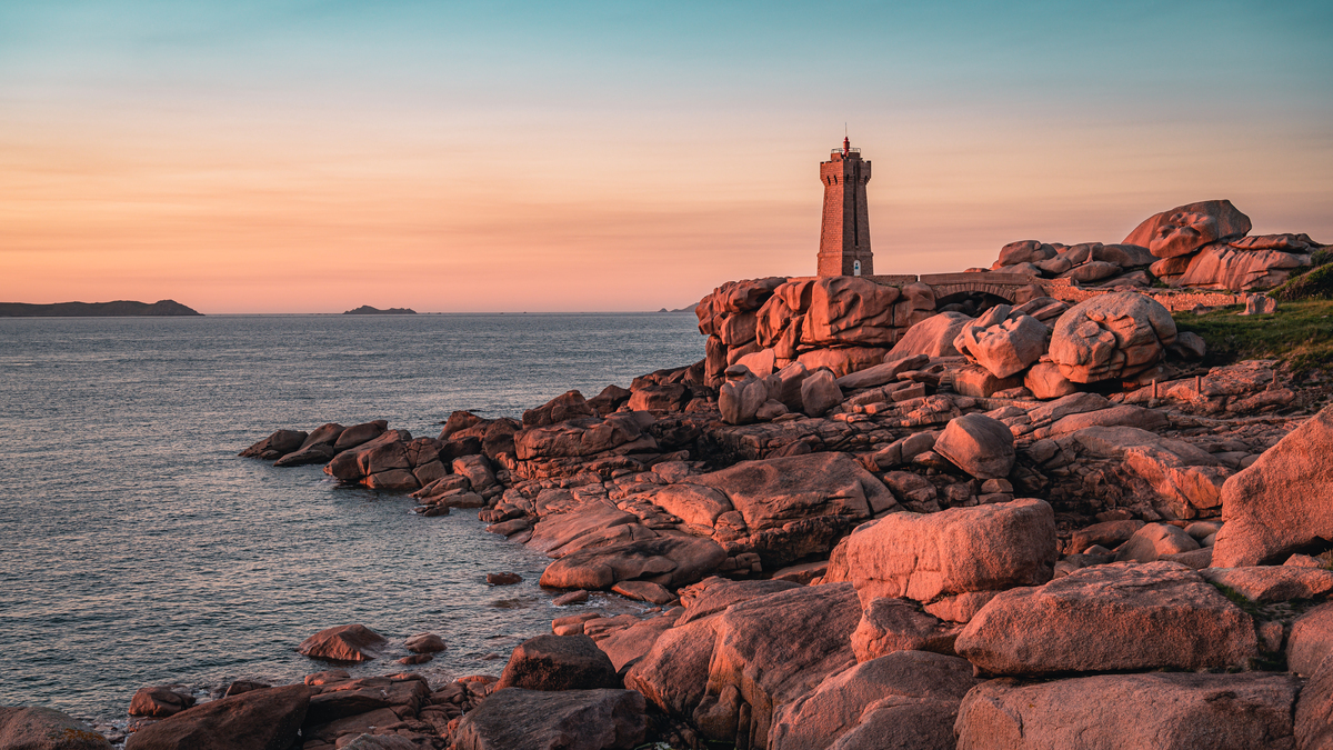 Randonnée en automne : Phare de Ploumanac’h entouré des chaos granitiques au coucher de soleil en Bretagne