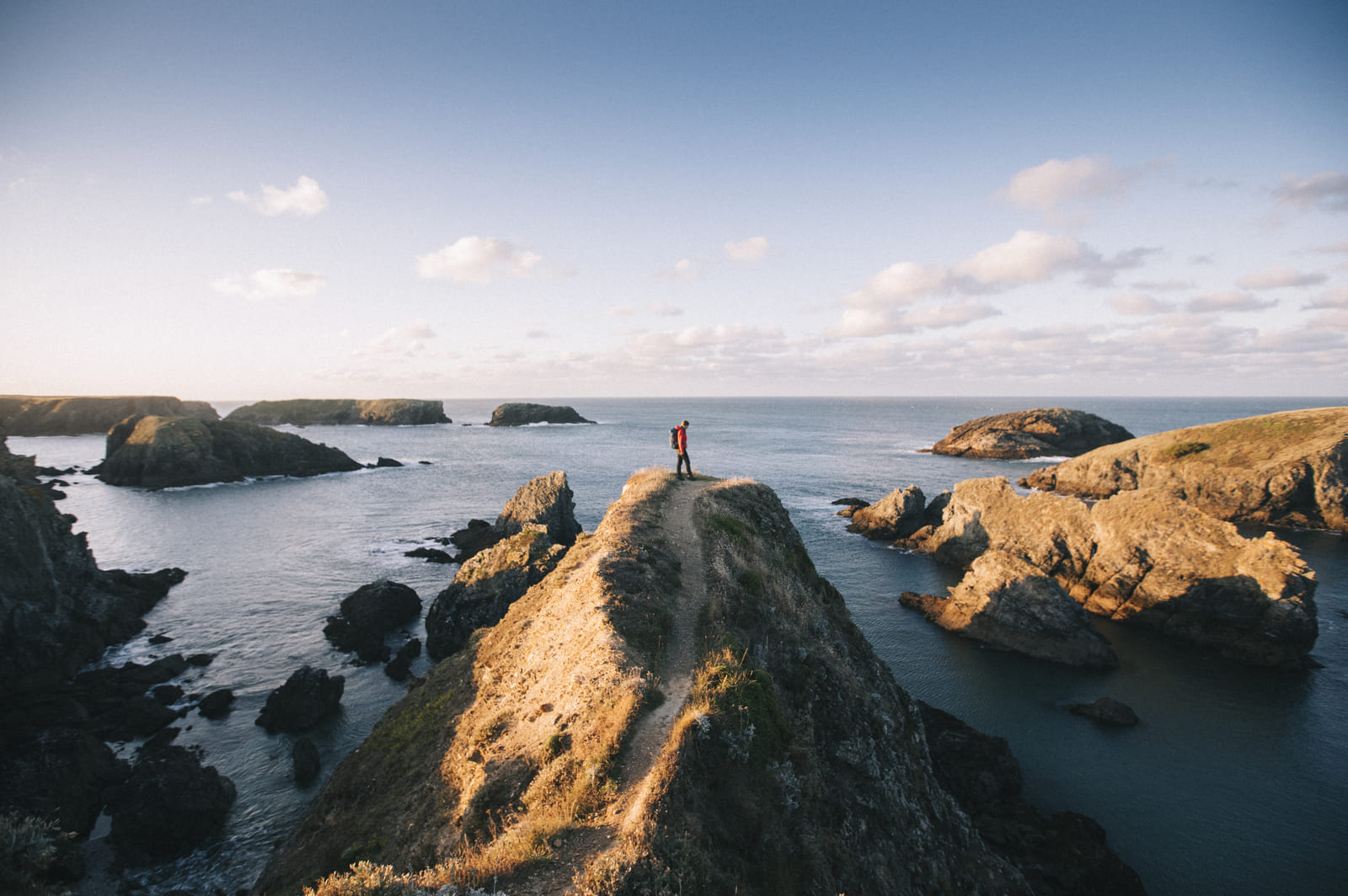 Randonneur sur la falaise de Port-Coton à Belle-Île-en-Mer avec vue sur l’océan
