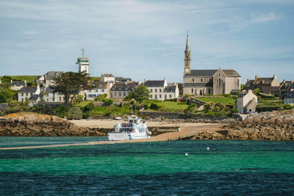Vue sur le village et le phare de l’île de Batz depuis la mer, Finistère nord