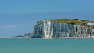 Les falaises majestueuses du Cap Blanc-Nez dominant la Manche, Côte d’Opale.