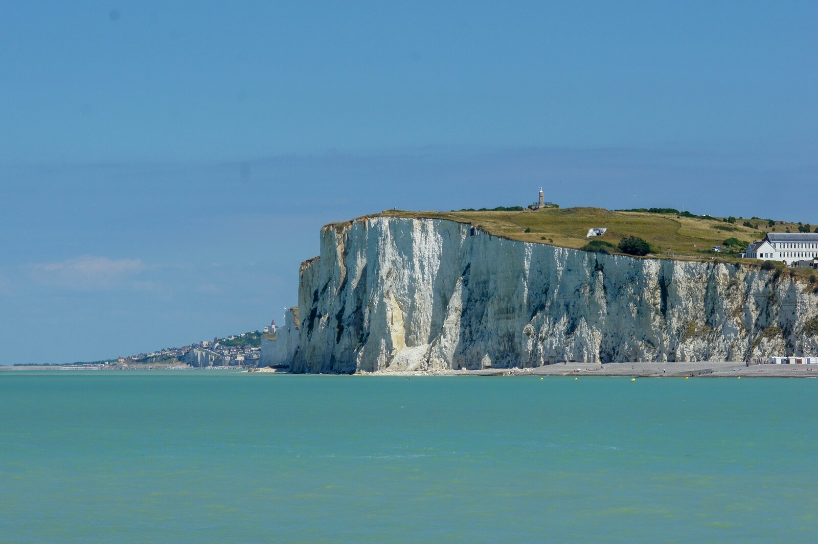 Les falaises majestueuses du Cap Blanc-Nez dominant la Manche, Côte d’Opale.