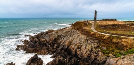 Pointe Saint-Mathieu en Bretagne, falaises rocheuses et vestiges face à l’océan