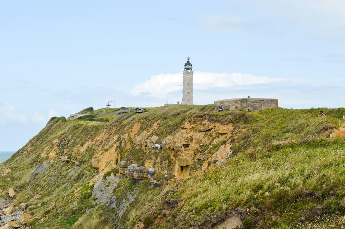 Phare du Cap Gris-Nez et vestiges du Mur de l’Atlantique sur les falaises