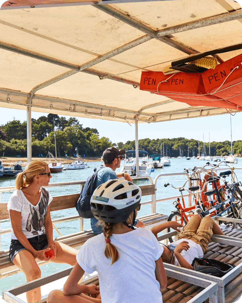 Groupe loisir de voyageurs en bâteau en Bretagne
