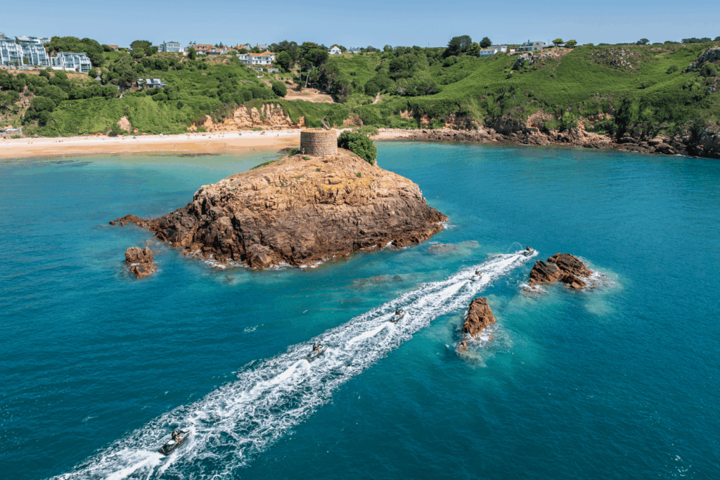 Tour fortifiée de Portelet Bay sur son îlot rocheux entouré d'eaux turquoise à Jersey