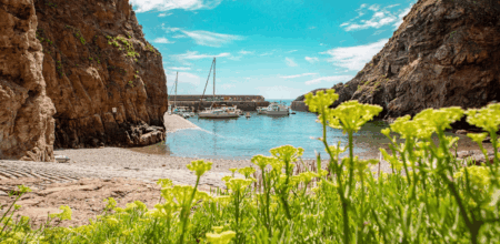 Creux Harbour à Sercq, petit port naturel encadré de falaises avec eaux cristallines et voiliers.