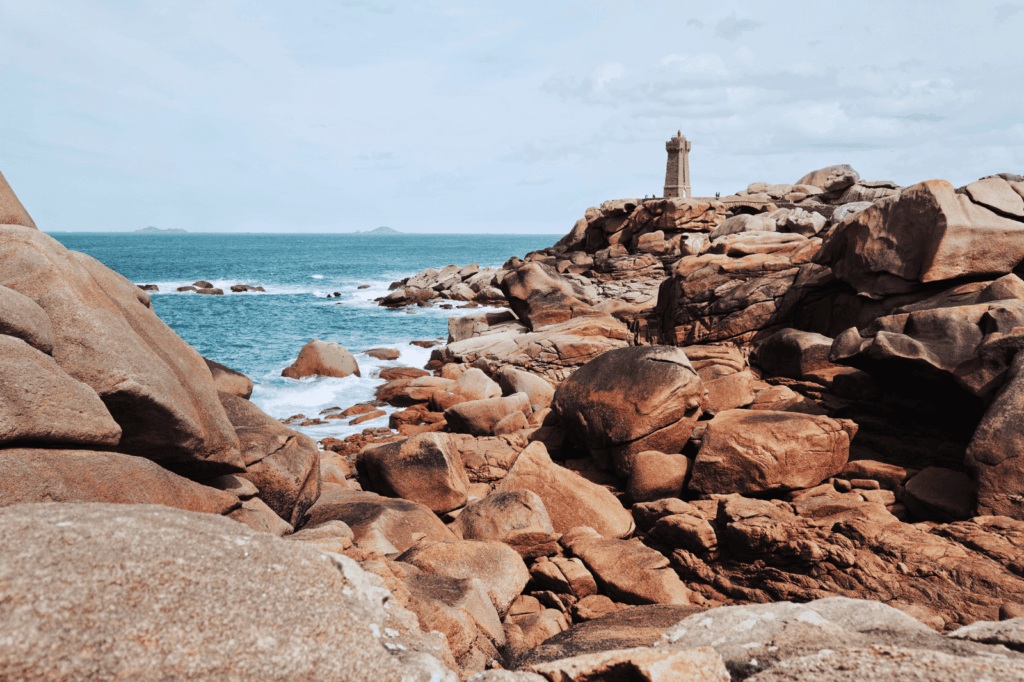 Chaos de rochers roses et phare sur la Côte de Granit Rose en Bretagne
