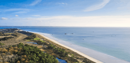 Vue panoramique sur le littoral de Carnac et le golfe du Morbihan en Bretagne.