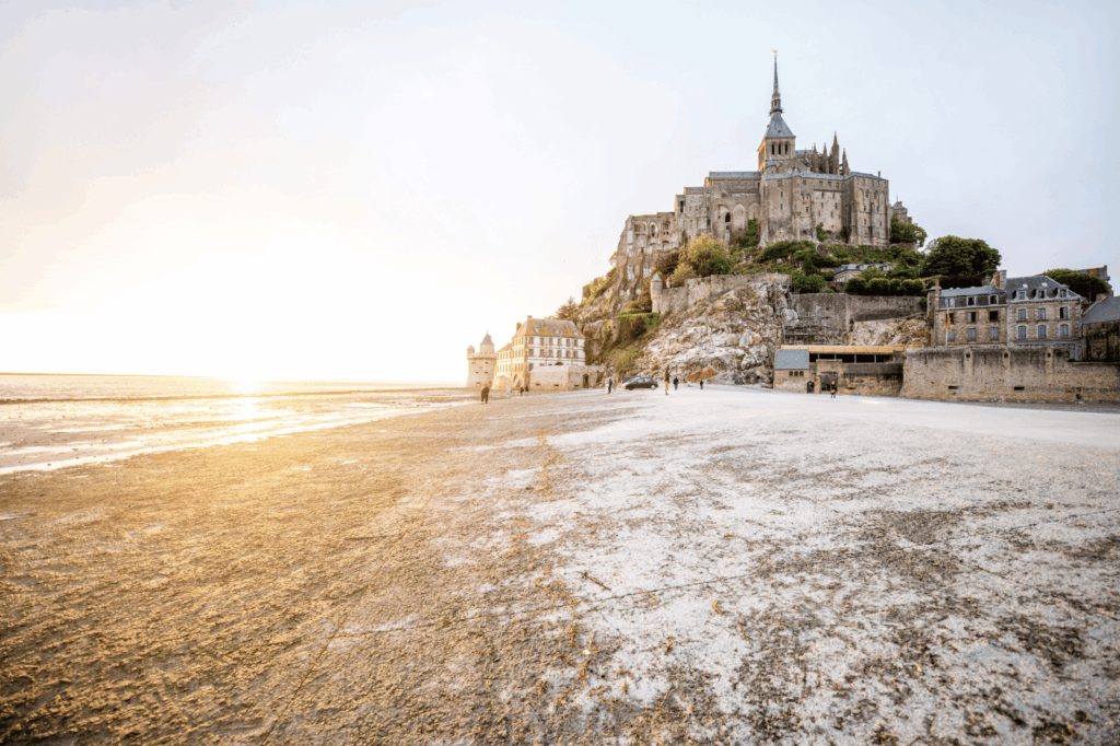 Le Mont-Saint-Michel au coucher du soleil lors d’une marée basse en Normandie