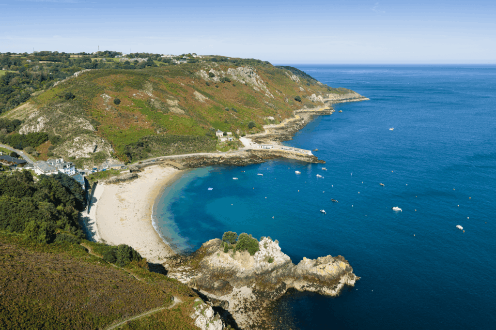 Baie turquoise et falaises verdoyantes sur l’île de Jersey.